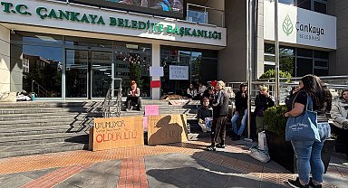 Hayvanseverlerden, belediye önünde 'ölü köpek' ile eylem