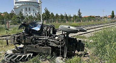 Hemzemin geçitte trenin çarptığı traktörün sürücüsü yaralandı