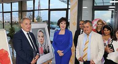 Hülya Koçyiğit, bahar şenliğinde öğrenciler ve huzurevi sakinleriyle, rol aldığı 'Gelin' filmini izledi