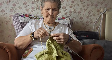 Huzurevinde ördükleri ile köy okullarındaki çocuklarla gönül bağı kuruyor