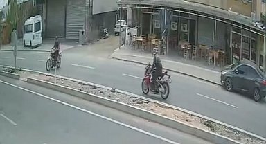 İki sürücünün ağır yaralandığı motosiklet kazası kamerada