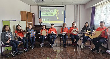 İlkokul öğrencileri, İbrahim Erkal'ı şarkılarıyla andı