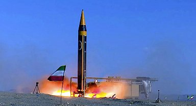 İran, yeni balistik füzesini tanıttı