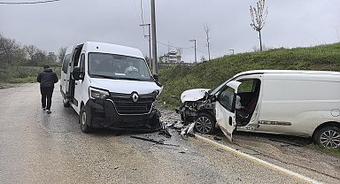 İşçi servisi ile hafif ticari araç kafa kafaya çarpıştı: 13 yaralı