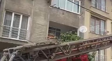 İstanbul - Ataşehir'de 5 katlı binanın çatısında yangın-1