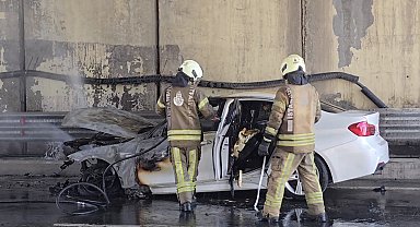 İstanbul - Ataşehir'de seyir halindeki otomobil alev alev yandı
