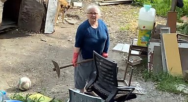 İstanbul - Avcılar'da bahçeye kaçan topu patlattı; çocuklara küfür etti