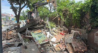 İstanbul- Avcılar'da kaçak büfeler 15 yıl sonra yıkıldı