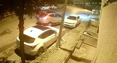 İstanbul - Avcılar'da park halindeki otomobile çarptı; durup aracını kontrol ederek uzaklaştı