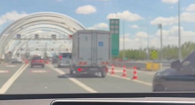 İstanbul - Avrasya Tüneli'nde kaza: Kamyonetin yüksekliğini hesaplayamayıp uyarı levhasına çarptı