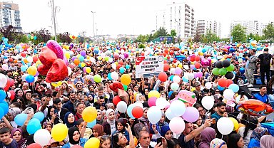 İstanbul - Babası sosyal medyadan çağrı yapmıştı; kanseri yenen çocuk binlerce kişiyle balon uçurdu
