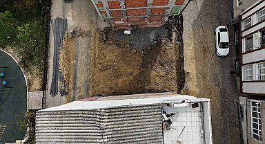 İstanbul - Bağcılar'da toprak kayması nedeniyle tahliye edilen bina havadan görüntülendi