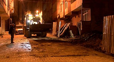 İstanbul - Bağcılar'da toprak kayması sebebiyle yana doğru eğilen bina boşaltıldı