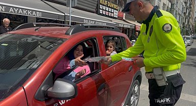 İstanbul - Bağcılar'da Trafik Haftası'nda polisten kadın sürücülere gül