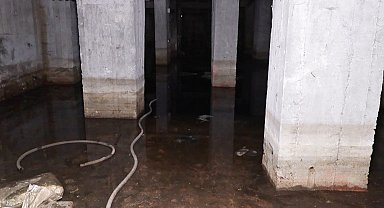 İstanbul - Bağcılar'da zemininde su çıkan sitede deprem korkusu