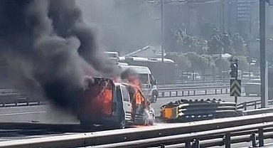 İstanbul- Bahçelievler D-100'de hafif ticari araçta çıkan yangın söndürüldü