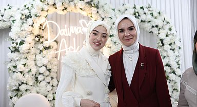 İstanbul - Bakan Göktaş, kendisini sosyal medyadan davet eden gence kız istedi