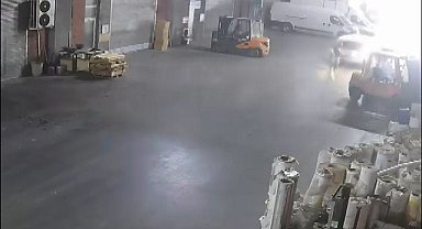 İstanbul - Başakşehir'de geri manevra yapan hafif ticari araç adama çarptı