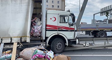 İstanbul- Başakşehir'de mama yüklü kamyon önce bariyere ardında direğe çarptı