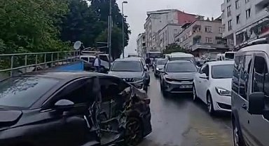 İstanbul- Bayrampaşa'da iş makinesi araçlara çarpıp devrildi-1