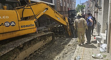 İstanbul - Bayrampaşa'da yol çöktü; 1 kişi mahsur kaldı-1