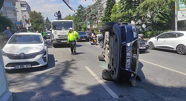 İstanbul - Beşiktaş'ta bir otomobil park halindeki araca çarparak takla attı; kaza anı kamerada