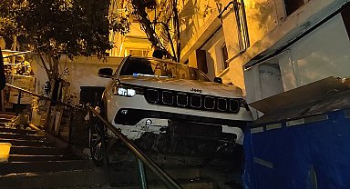 İstanbul - Beşiktaş'ta cip bina boşluğuna uçtu