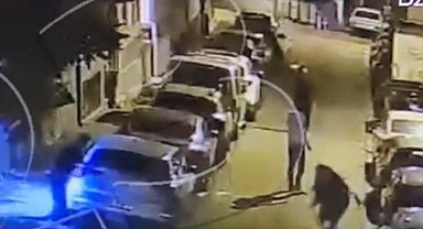 İstanbul-Beşiktaş'ta yan bakma kavgasında kaldırım taşıyla başına vuranlara silahla ateş açtı: 7 yaralı