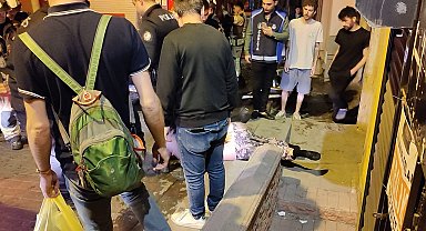 İstanbul - Beyoğlu'nda evini yakmaya çalıştı; müdahale edenleri bıçakla tehdit etti