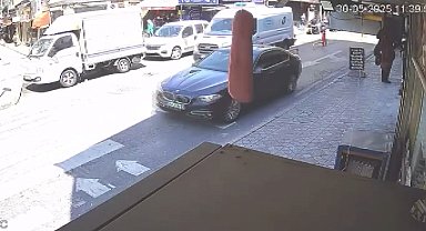 İstanbul- Beyoğlu'nda minibüsün yolun karşısına geçmeye çalışan yayaya çarptığı anlar kamarada