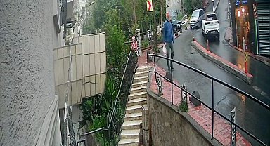 İstanbul - Beyoğlu'nda takla atan otomobilin altında kalmaktan son anda kurtuldu