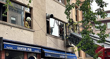 İstanbul - Beyoğlu'nda yangın çıkan binada mahsur kalan 2 kişi kurtarıldı