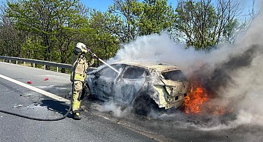 İstanbul - Büyükçekmece'de seyir halindeki otomobilde yangın çıktı