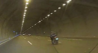 İstanbul - Cebeci Tüneli'nde motosiklet kazası araç kamerasında