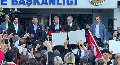 İstanbul - CHP Genel Başkanı Özel Avcılar Belediyesi önünde konuştu