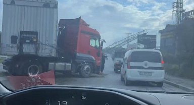 İstanbul - Esenyurt'ta sürücüsünün direksiyon hakimiyetini kaybettiği TIR, refüjdeki PTS direğini devirdi