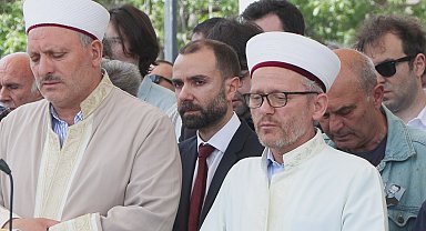 İstanbul - Evinde çıkan yangında hayatını kaybeden yazar Süha Oğuzertem son yolculuğuna uğurlandı