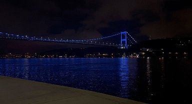 İstanbul - Fatih Sultan Mehmet Köprüsü maviye büründü