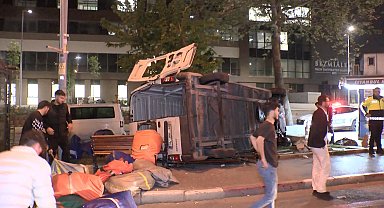 İstanbul - Fatih'te kaldırıma çıkan minibüs devrildi