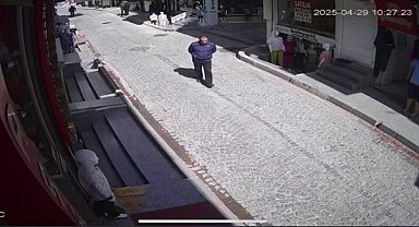 İstanbul - Fatih'te sokakta yürürken üzerine çanak anten düştü; o anlar kamerada