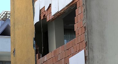 İstanbul - Fatih'te yıkılan binanın molozları kaldırılırken yan binanın duvarı hasar gördü