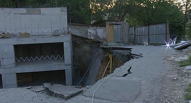 İstanbul - Gaziosmanpaşa'da inşaat kazısı sırasında yol çöktü - 1