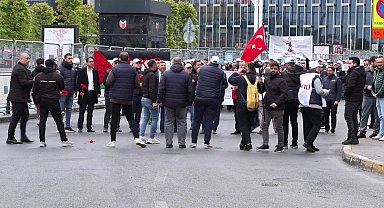 İstanbul- HAK-İŞ Taksim'deki Cumhuriyet Anıtı'na çelenk bıraktı