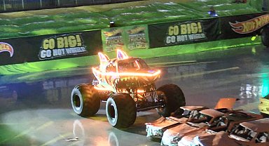 İstanbul - Hot Wheels'ın dev tekerlekli canavar kamyonları İstanbul'da şov yaptı