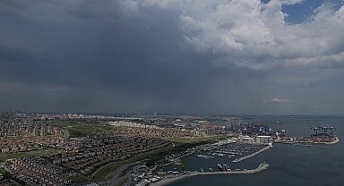 İstanbul - İstanbul'da gökyüzünü karabulutlar kapladı, yağmur başladı