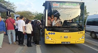 İstanbul - İstanbul'da halk otobüsleri kontak kapattı; duraklarda yoğunluk oluştu -1