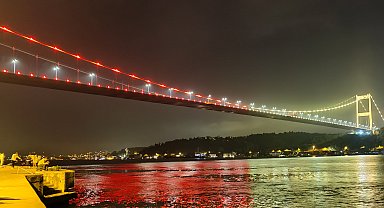 İstanbul - İstanbul'da köprüler şampiyon Galatasaray'ın renkleriyle ışıklandırıldı