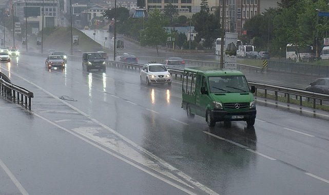 İstanbul - İstanbul'da yağış aralıklarla etkisini sürdürüyor