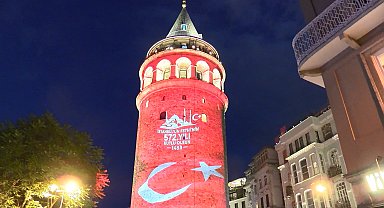 İstanbul - İstanbul'un Fethi'nin 572'nci yıl dönümünde Galata Kulesi'ne Türk Bayrağı yansıtıldı