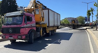 İstanbul - Kadıköy'de konteyner yüklü vinç, yön tabelasına çarptı